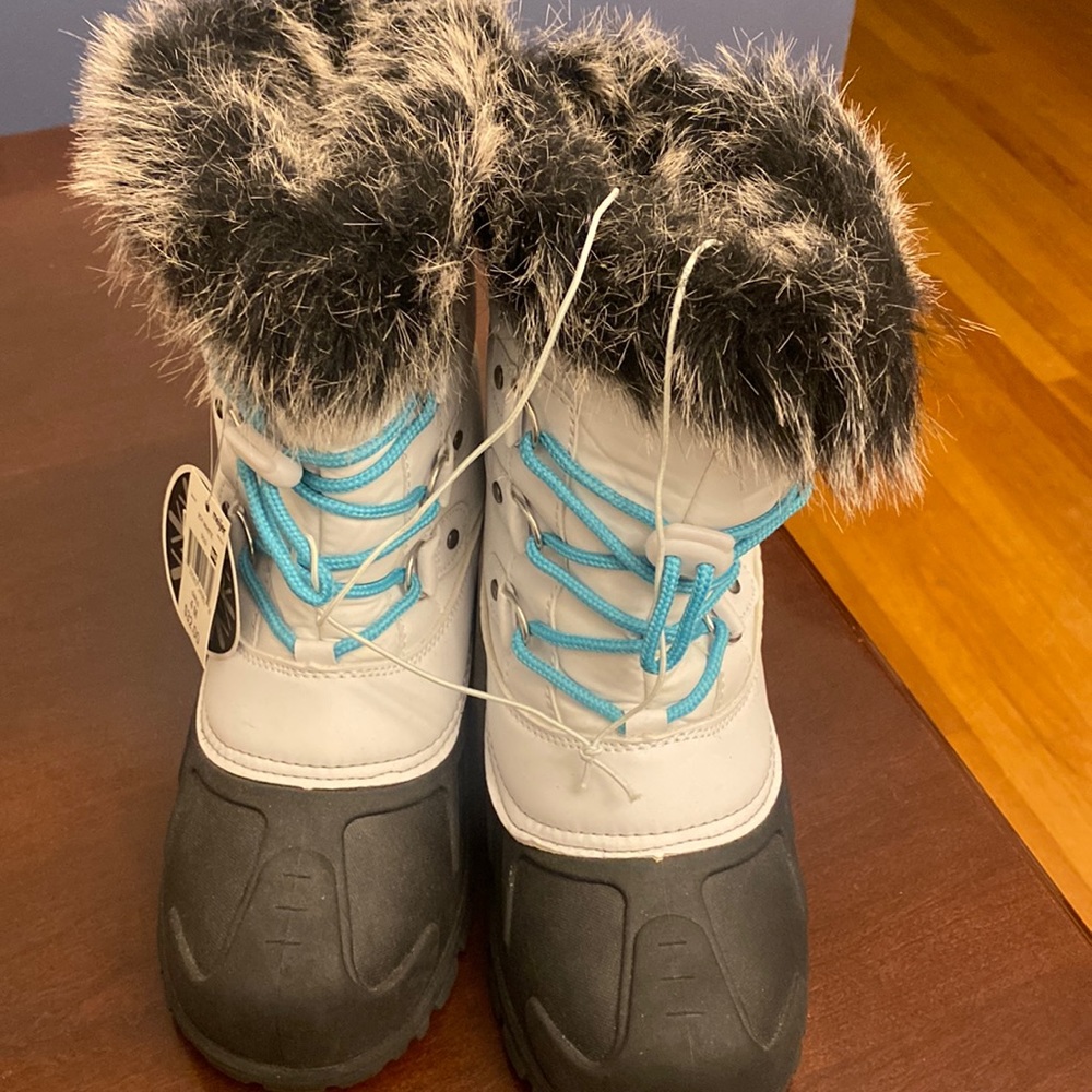 Kids snow boots for a girl. Bought from Meijer size 4m Icy White